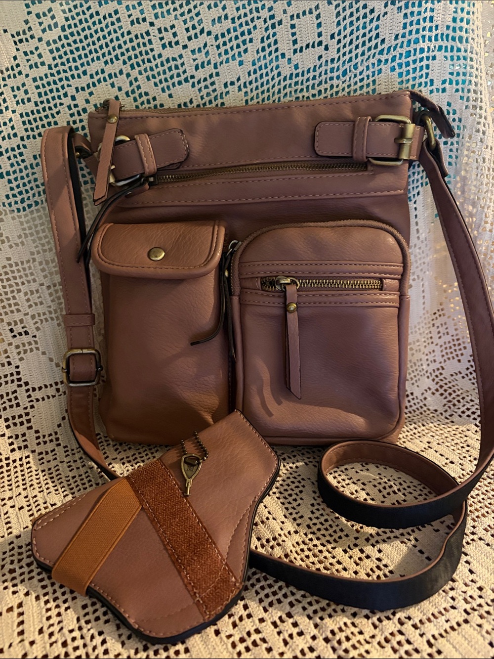 Jessie James Crossbody Conceal/Carry Messenger Bag in Dusty Pink